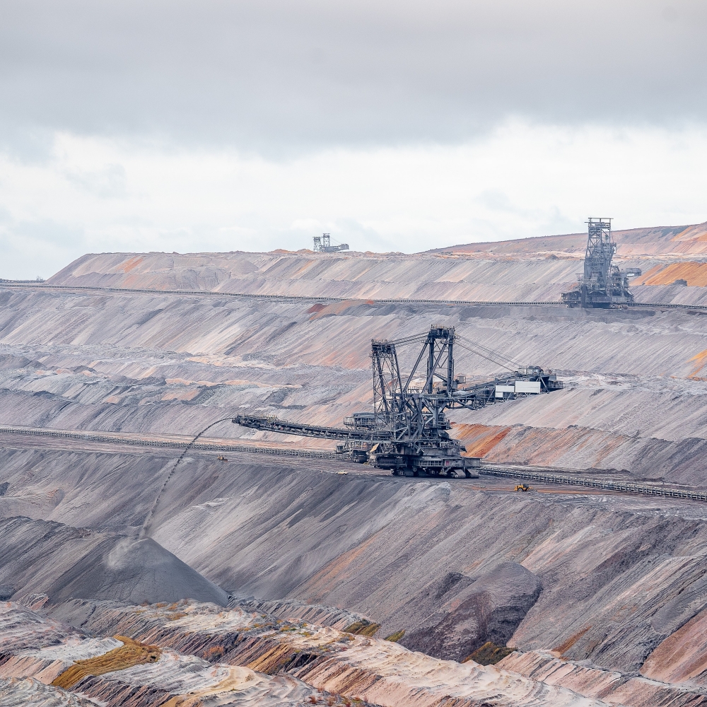 採礦之必要附屬設施：電力設備、輸送設備及交通運輸設施